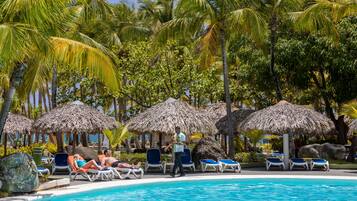 3 piscines a l'aire lliure, para-sols i gandules