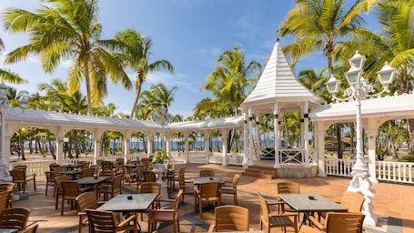 5 bares, bar en la playa. Playabachata