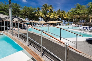 Outdoor pool, pool umbrellas, pool loungers - Playabachata (Puerto Plata)