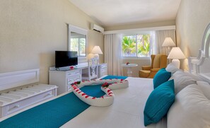 Suite | Minibar, in-room safe, iron/ironing board, bed sheets