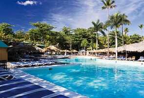 Piscina externa, guarda-sóis, espreguiçadeiras