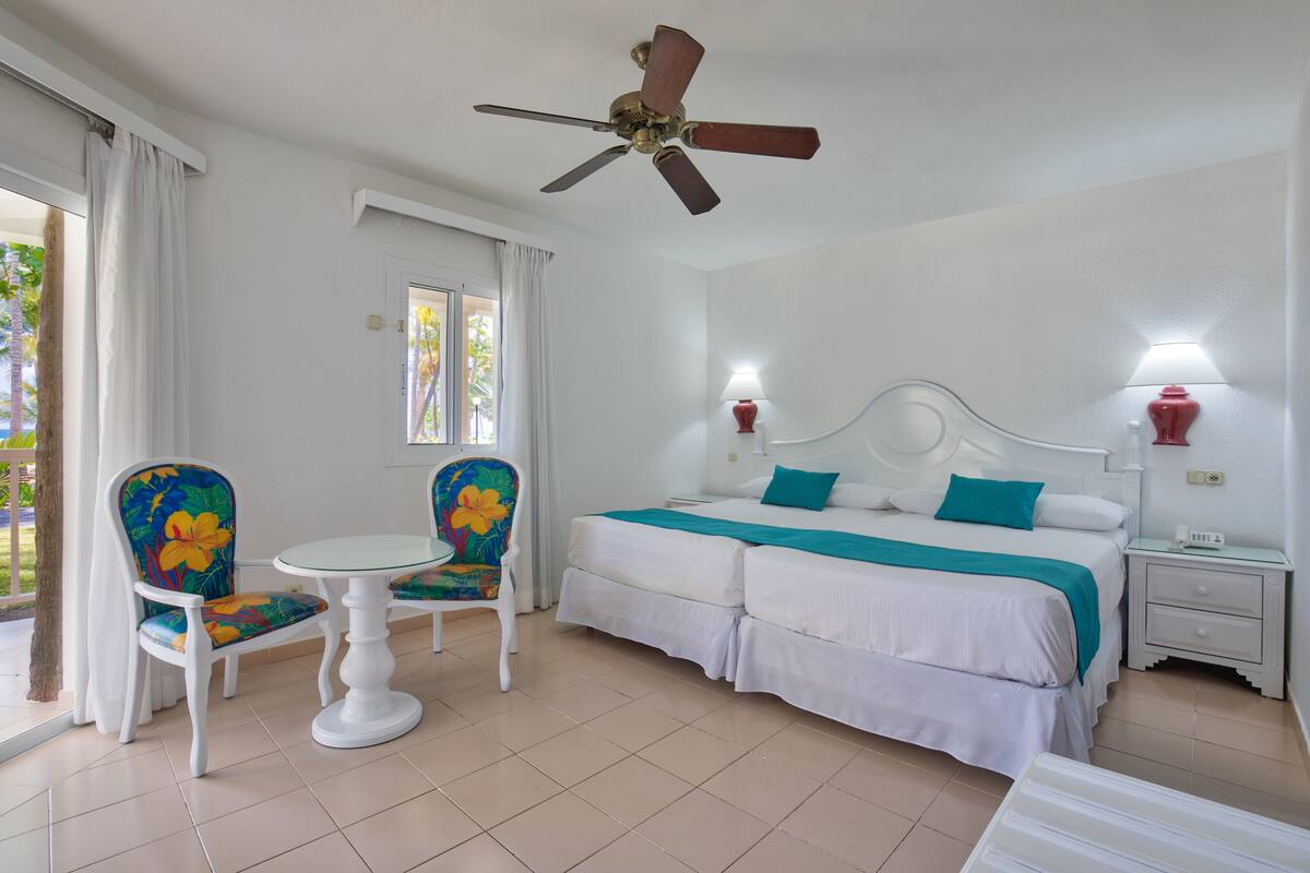 Minibar, in-room safe, iron/ironing board (on request), bed sheets