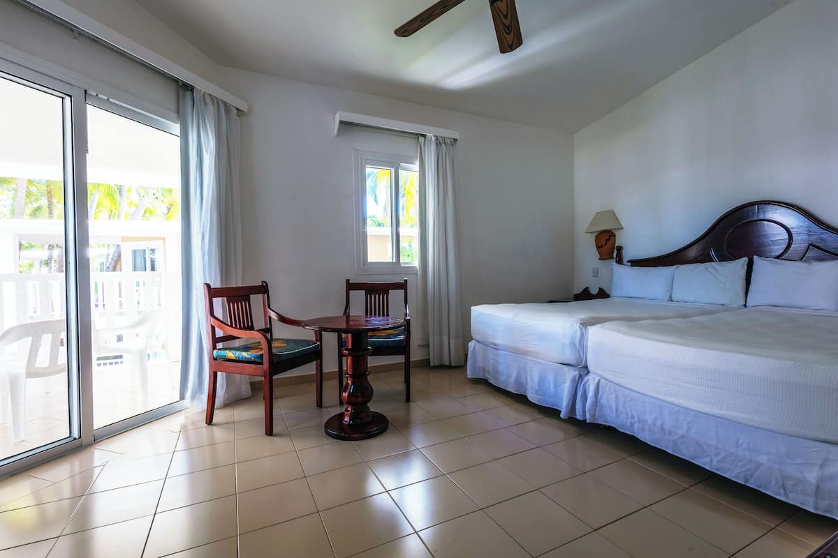 Minibar y caja de seguridad en la habitación