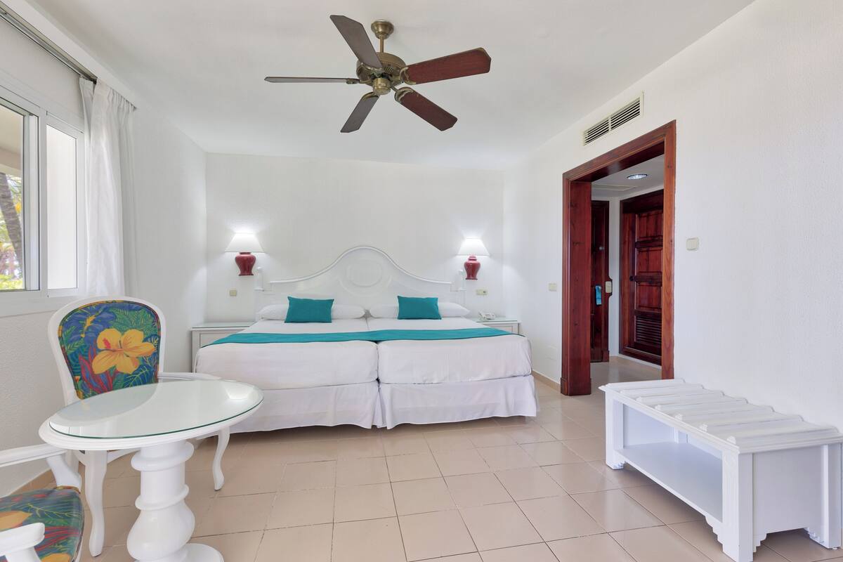 Minibar, in-room safe, iron/ironing board (on request), bed sheets