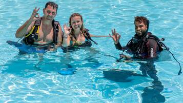 2 utomhuspooler, parasoller och solstolar