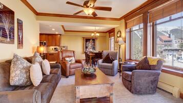 Condo, 3 Bedrooms | Living area