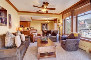 コンドミニアム 3 ベッドルーム | リビング エリア