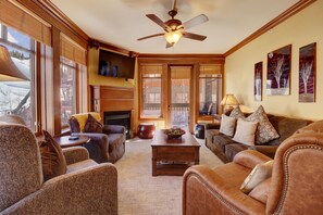 コンドミニアム 3 ベッドルーム | リビング エリア