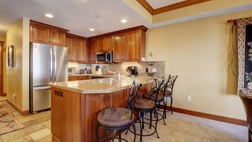 Condo, 3 Bedrooms | Private kitchen | Toaster