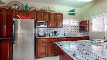 Frigorifero, microonde, piano cottura, macchina per tè/caffè