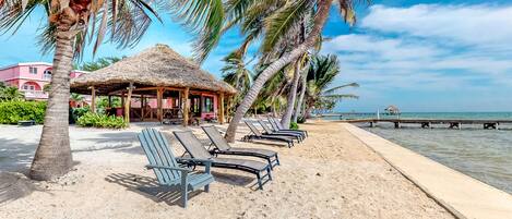 Una spiaggia nelle vicinanze