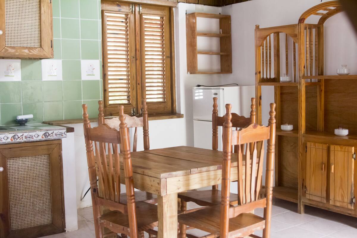Family Room | Iron/ironing board, bed sheets