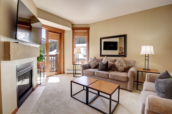 Condo, 2 Bedrooms | Living area