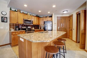 Condo, 2 quartos | Cozinha privada | Geladeira, micro-ondas, fogão, cooktop