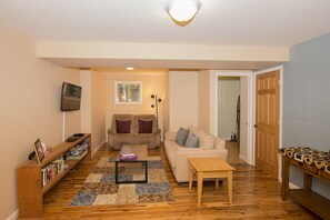 Een televisie, een open haard en boeken