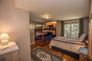 5 bedrooms, iron/ironing board, WiFi, bed sheets