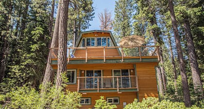 Woodland Retreat: 5 BR / 3. 5 BA-talo / mökki Tahoe Cityssä, vuodepaikkoja 10