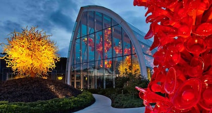 SUNNY & SPACIOUS 2BD CONDO - AC - GAS FIREPLACE - 5 STAR RATINGS