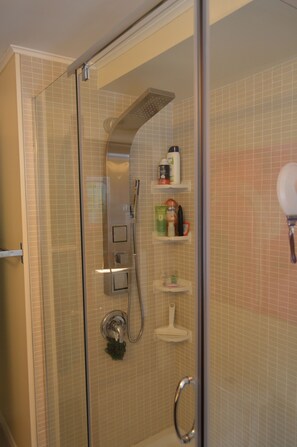 Shower, hair dryer, towels, soap - Beautiful lakefront cottage, 1 hour north of Montreal (Wentworth)