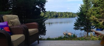 Beautiful lakefront cottage, 1 hour north of Montreal
