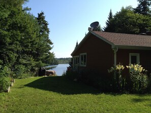 Property grounds - Beautiful lakefront cottage, 1 hour north of Montreal (Wentworth)