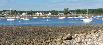 Beachfront Cottage, very quaint and right on the Beach!