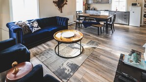 Loftíbúð - 3 svefnherbergi | Stofa | Snjallsjónvarp, Netflix, myndstreymiþjónustur
