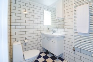 Căn hộ cơ bản, 1 phòng ngủ | Phòng tắm | Buồng tắm vòi sen, đồ dùng nhà tắm miễn phí, máy sấy tóc, khăn tắm 