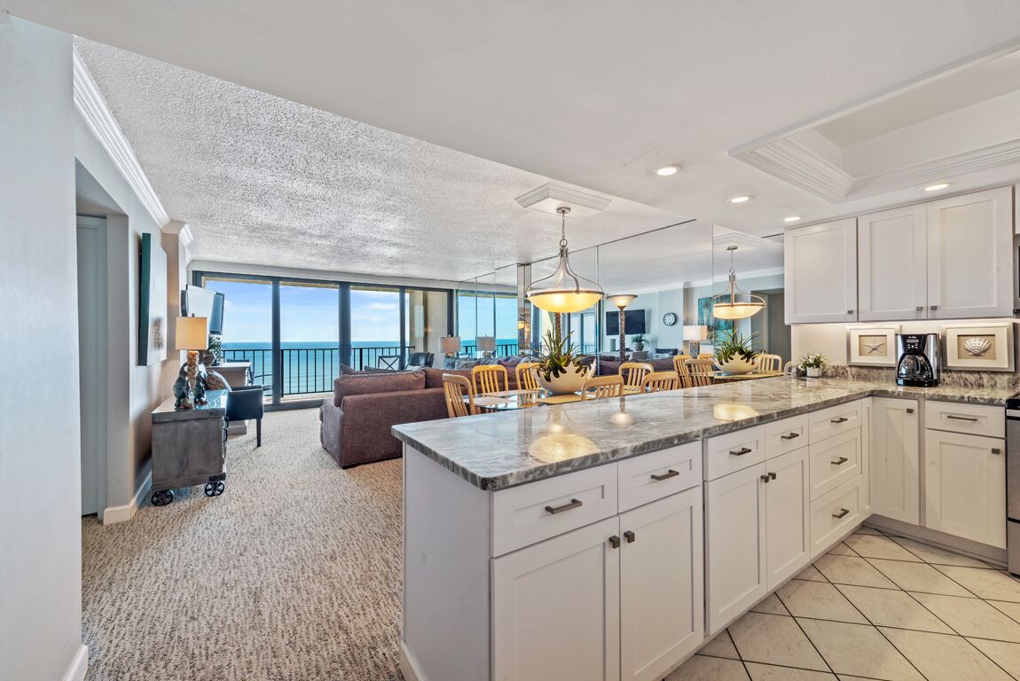 Luxury ocean front condo * Walk In Shower * Sleek and Stylish