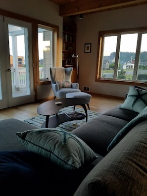 Televisión, chimenea, reproductor de DVD y tenis de mesa 