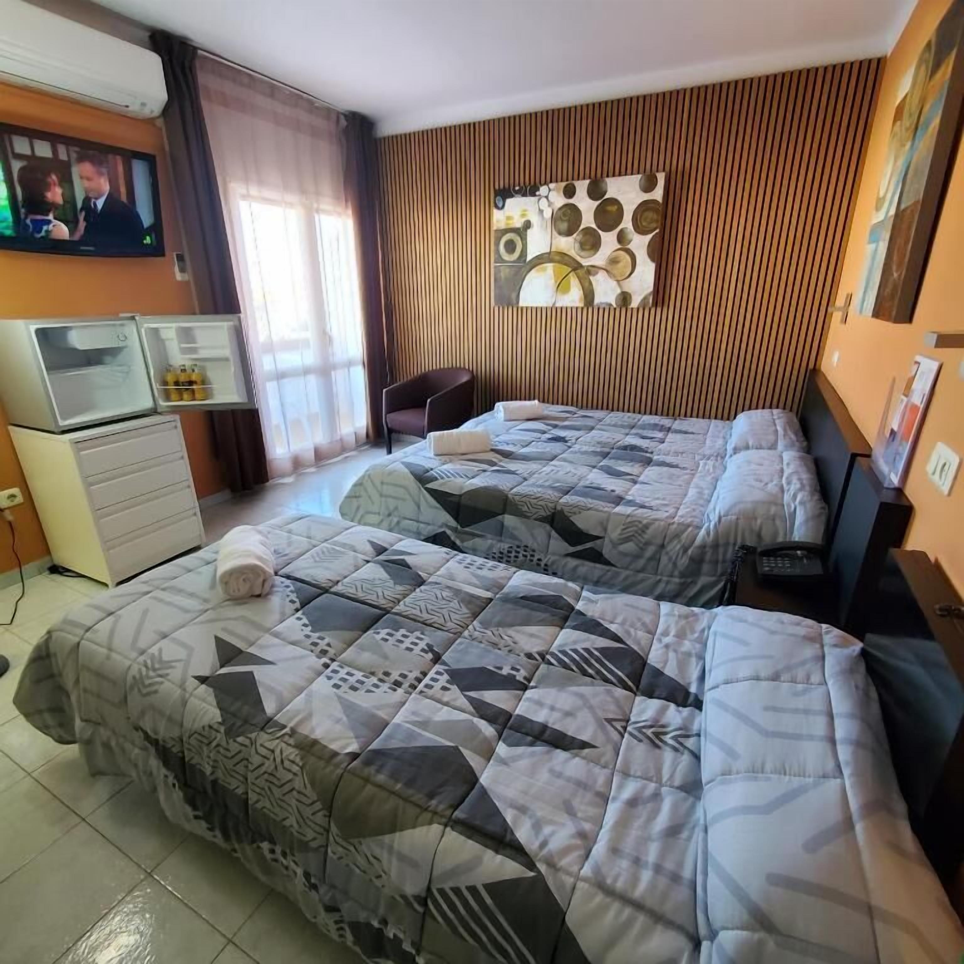 Habitación  Triple 3 camas | Ropa de cama de alta calidad, escritorio, wifi gratis y ropa de cama