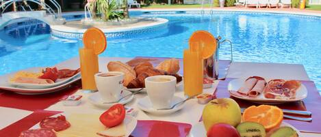 Tägliches Frühstücksbuffet (9.90 EUR pro Person)