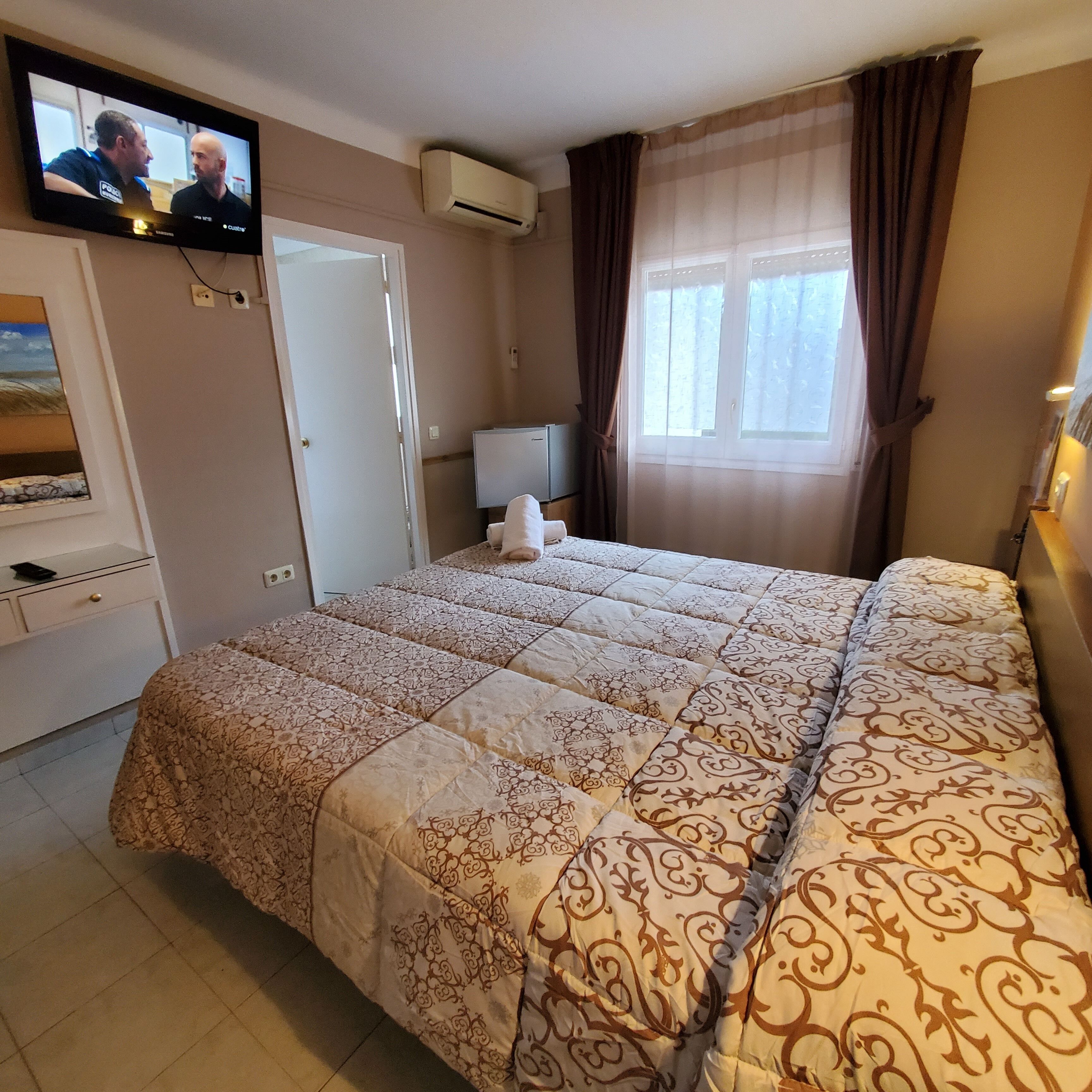 double room | premium bedding, desk, free wifi, bed sheets