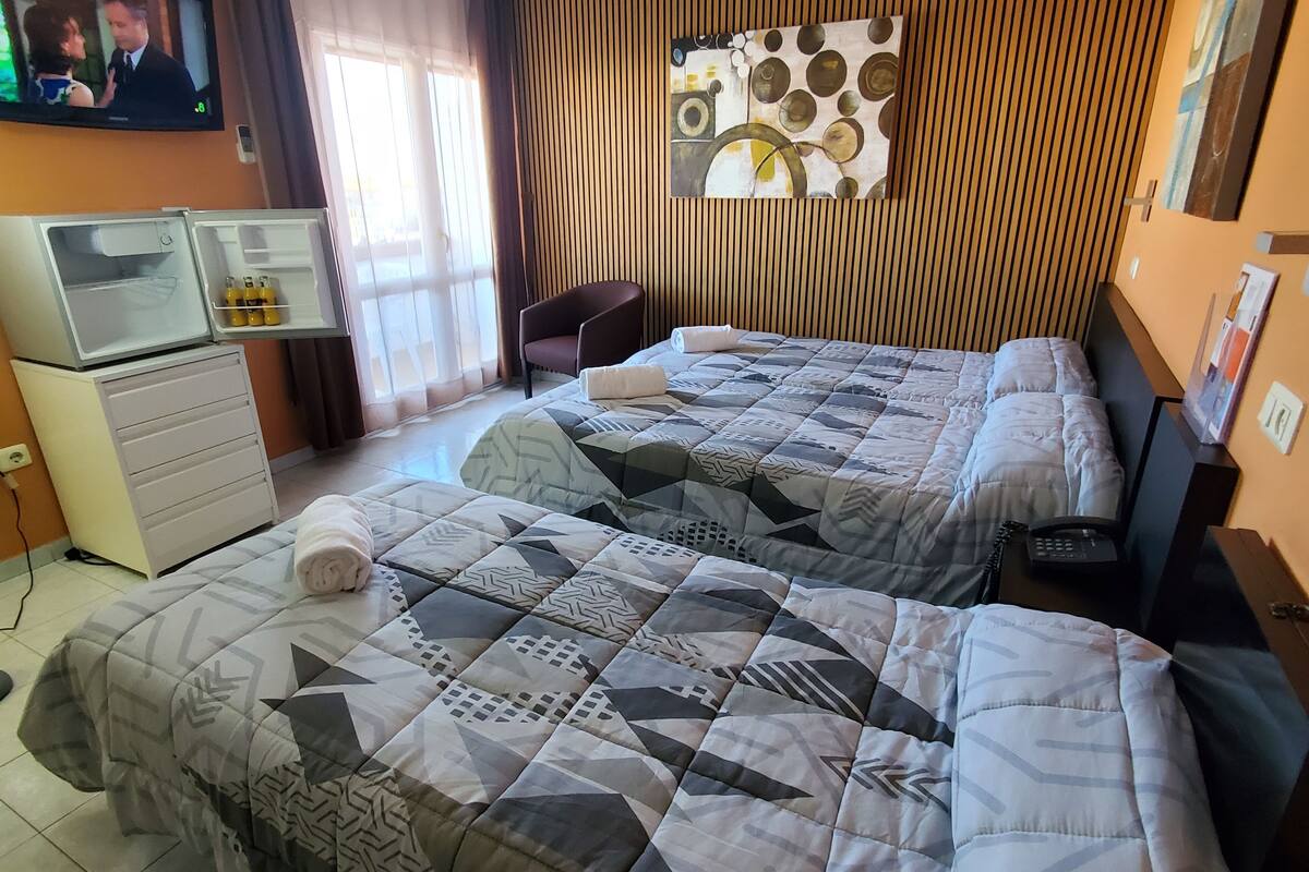 triple room | premium bedding, desk, free wifi, bed sheets