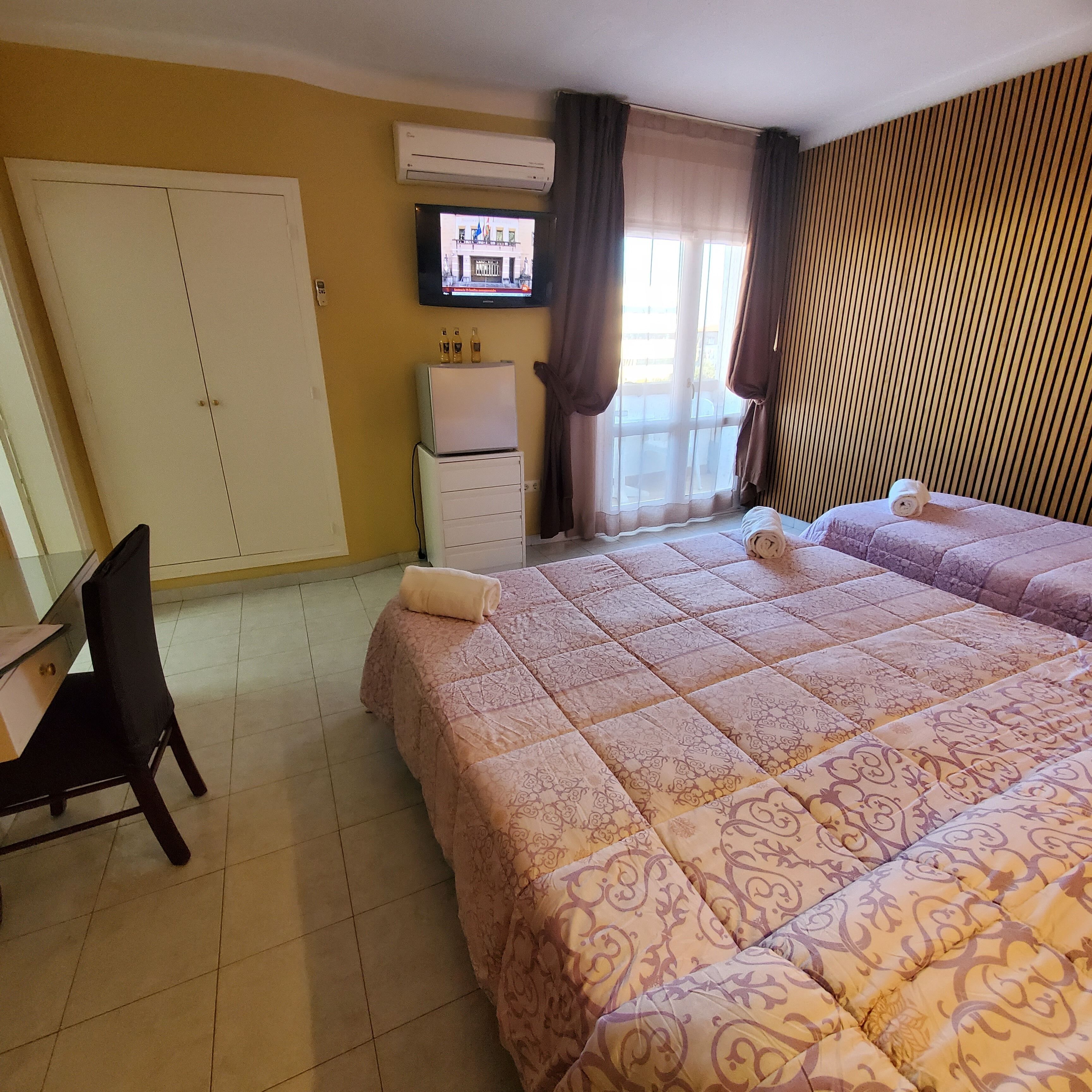 triple room | premium bedding, desk, free wifi, bed sheets