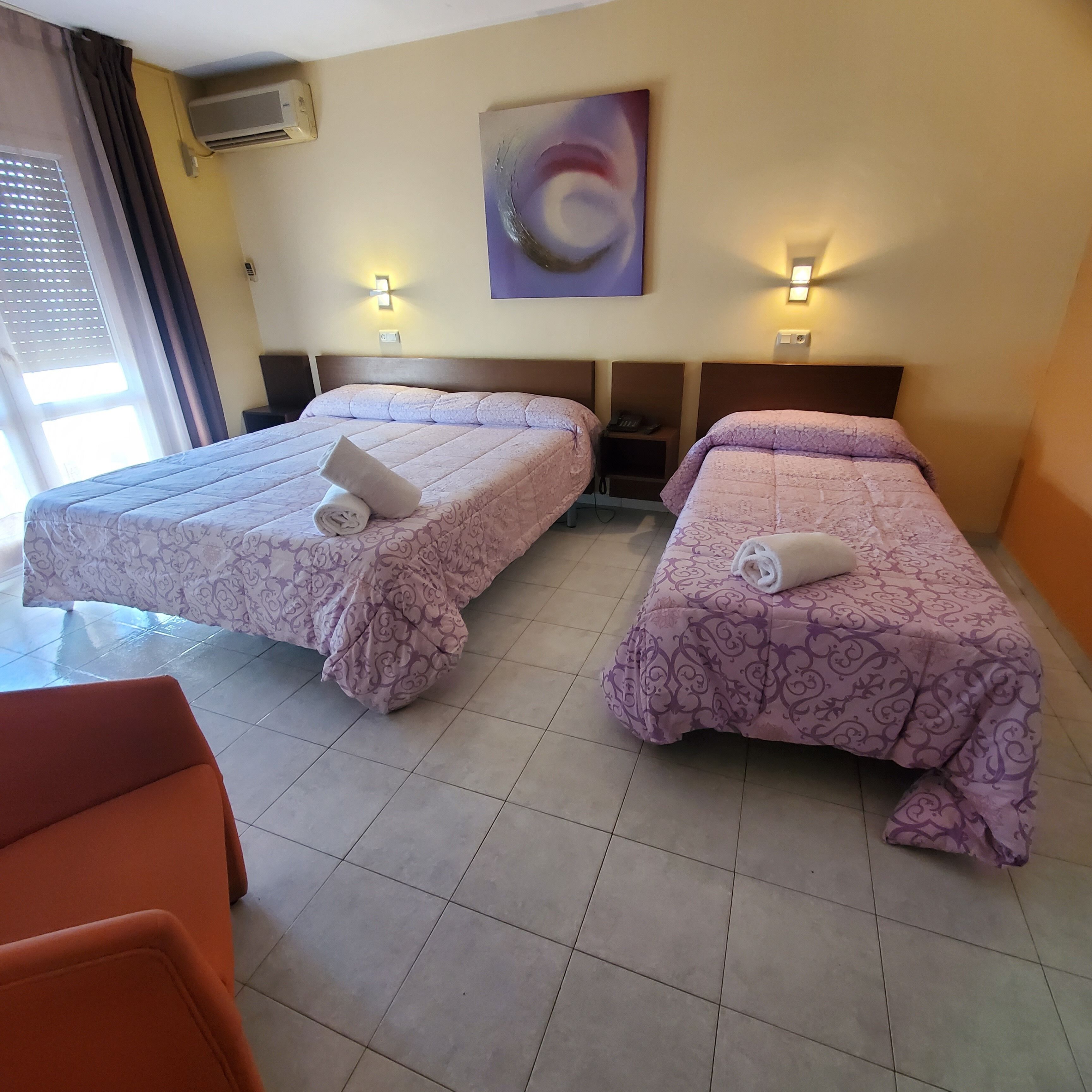 triple room | premium bedding, desk, free wifi, bed sheets