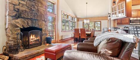 Fernseher, Kamin, DVD-Player, Stereoanlage