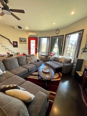 Smart TV, fireplace, DVD player, books - Country get away in Waxahachie, TX on 10 acres Shared with The Yurt in the Woods (Waxahachie)