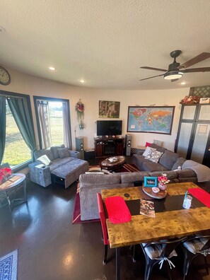 Smart TV, fireplace, DVD player, books - Country get away in small town Waxahachie, Texas on 10 acres (Waxahachie)