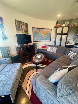 Smart TV, fireplace, DVD player, books - Country get away in Waxahachie, TX on 10 acres Shared with The Yurt in the Woods (Waxahachie)