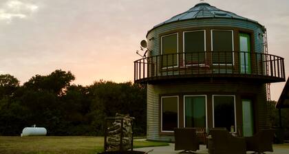 Country get away in small town Waxahachie, Texas on 10 acres