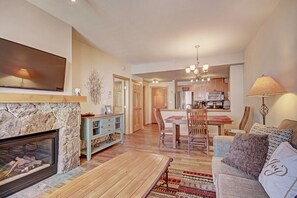 Condo, 1 Bedroom | Living area