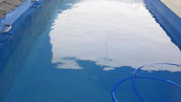 Una piscina al aire libre, una piscina en la azotea