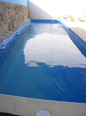 Outdoor pool, a rooftop pool, pool loungers - Hotel Rural la Casona del Abuelo Parra (Villanueva de los Infantes)
