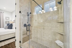 Combined shower/tub, hair dryer, towels