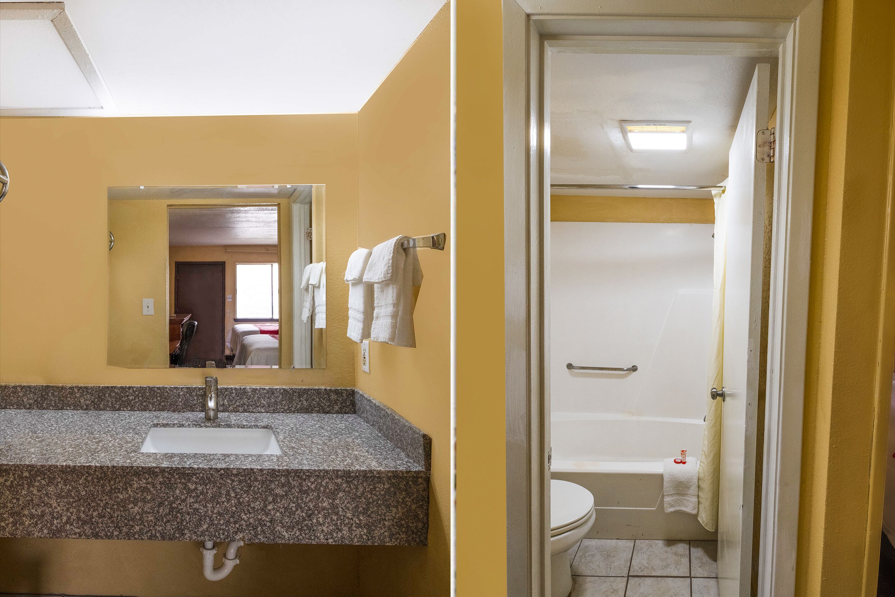 Une salle de bain avec un lavabo en granit, un miroir et des toilettes blanches.