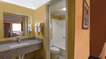 Duschwanne, kostenlose Toilettenartikel, Handtücher