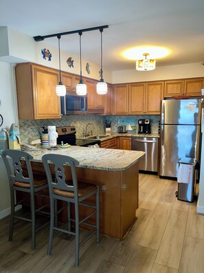 Kjøleskap, mikrobølgeovn, ovn og kokeplater