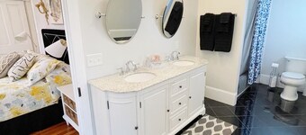  WALK EVERYWHERE!! Downtown Designer Home Close to Everything in Huntsville