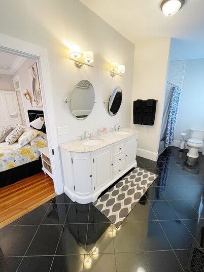 WALK EVERYWHERE!! Downtown Designer Home Close to Everything in Huntsville